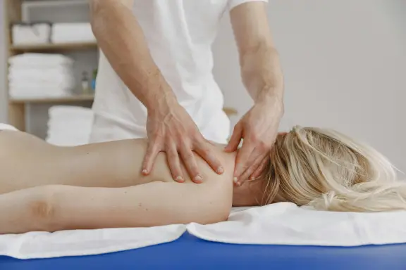 脖子僵硬手发麻？警惕颈椎管狭窄找上门！ 